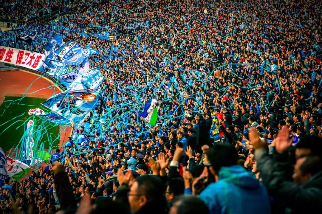 阿扎伦卡迎来十二赛季出色发挥，巴黎圣日耳曼观众热烈欢呼！上演精彩一战的简单介绍